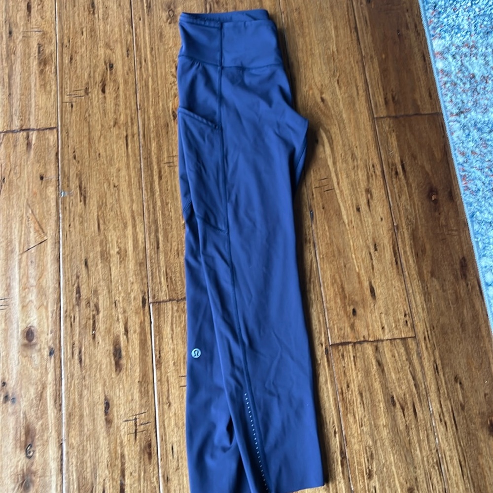 Navy Lululemon leggings with pockets